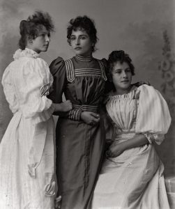Hermanas Urreta Uribe. Fotógrafo: Melitón Rodríguez. Medellín, 1898.