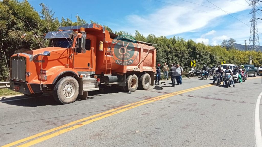 Dos personas que se movilizaban en moto fallecieron en la vía La Ceja