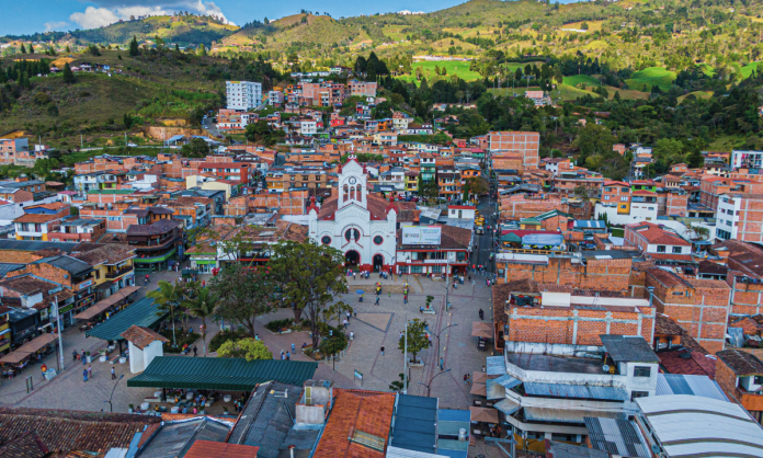 Alcaldía de Guarne rifa vehículo entre personas que hagan compras en el municipio.