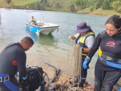 Buzos de El Peñol recuperaron cuerpo sin vida de pescador.