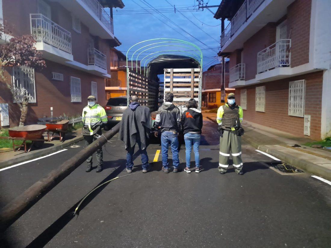 Policía frustró el robo de postes de energía en El Carmen de Viboral. Capturaron a tres sujetos.
