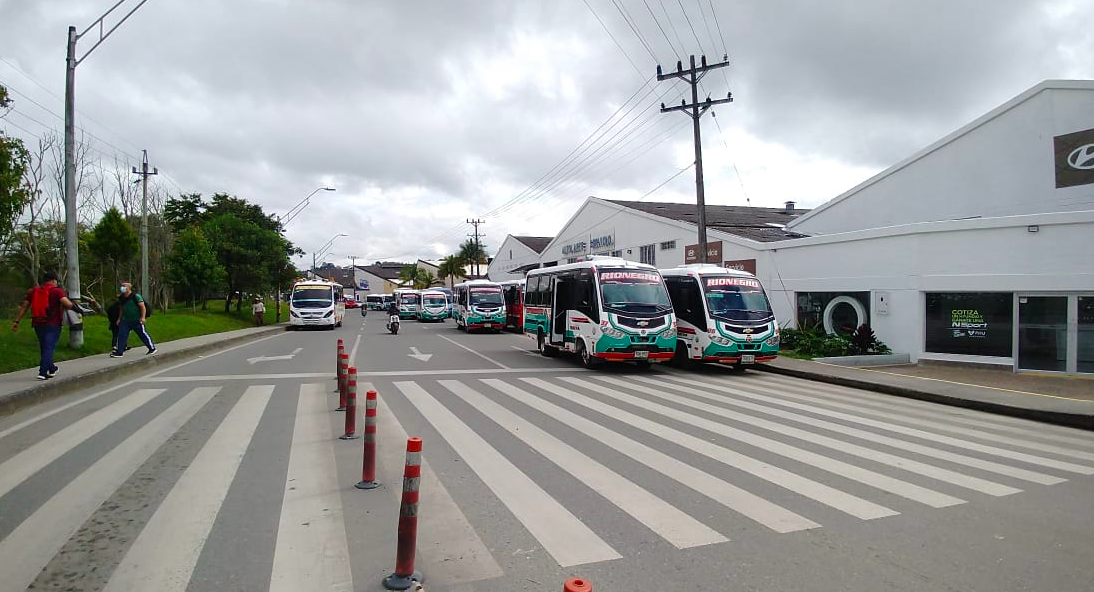 Captura de Pantalla 2021-12-06 a la(s) 3.16.20 p. m. Paro en las vías de Rionegro.