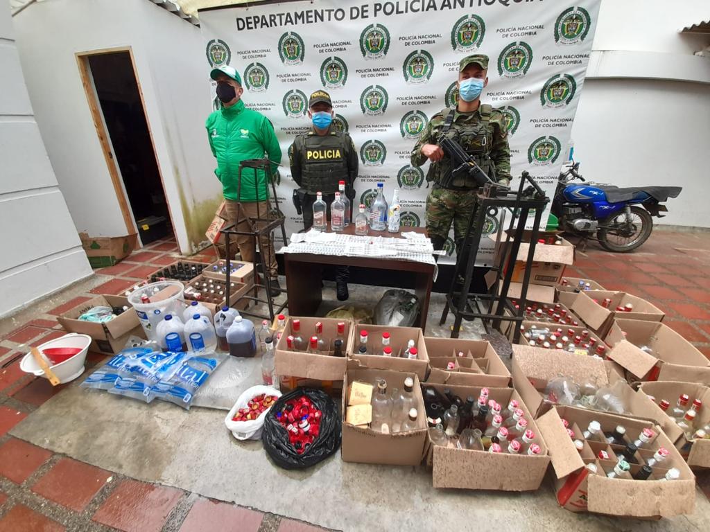 Incautación El Carmen 24 diciembre En El Carmen incautaron elementos para fabricación de licor adulterado.