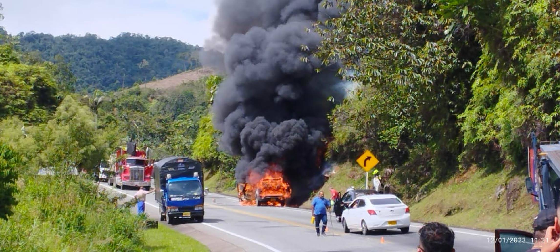 web-23-incendio-carro-autopusta-san-luis