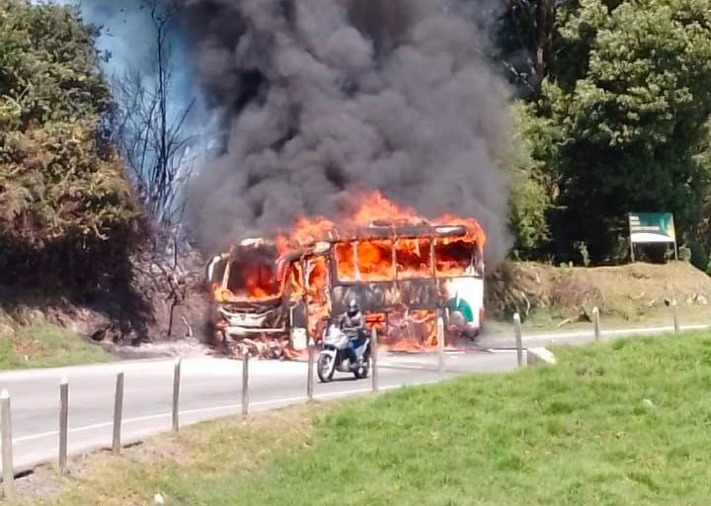 web-23-accidente-santa-roa-de-osos-carro-en-llamas