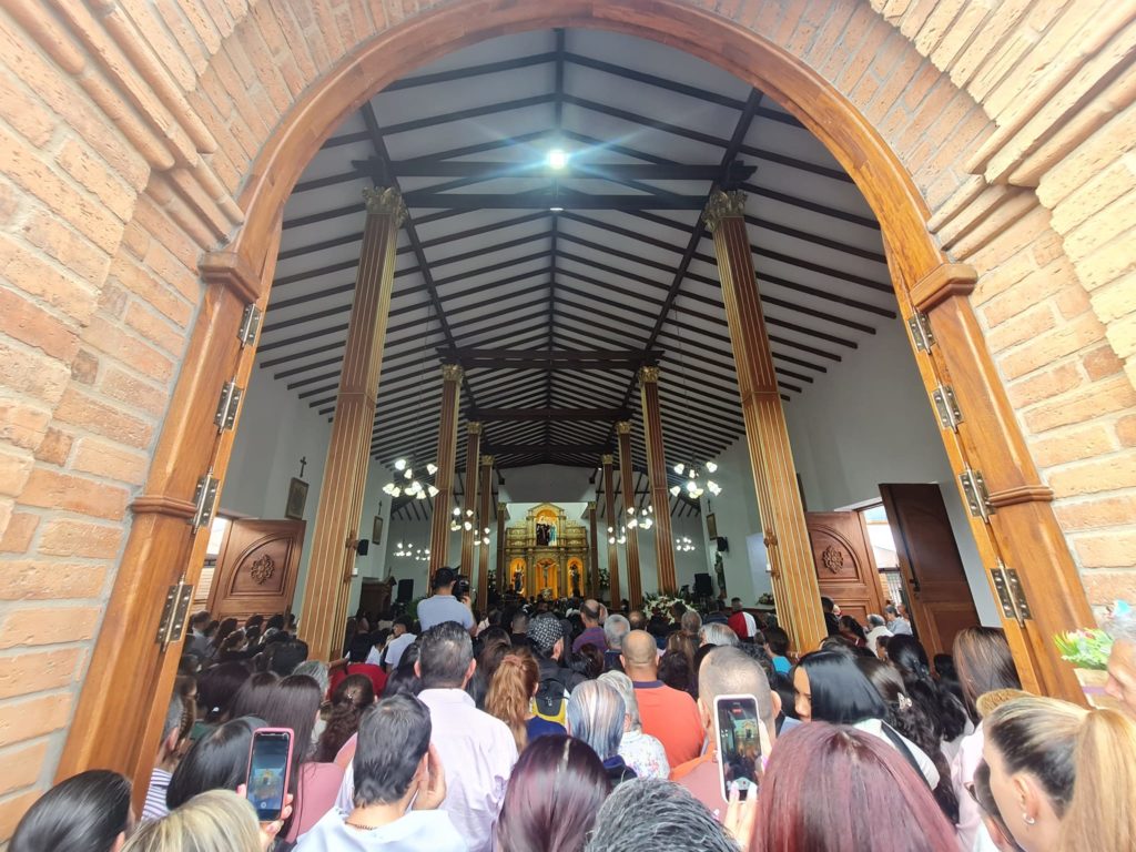 Miles de feligreses asistieron a la reapertura de la parroquia Santa Ana de Guarne.