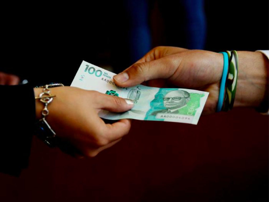 ¿Cómo influye el aumento del 23,7 % en las personas que ganan más de un salario mínimo?