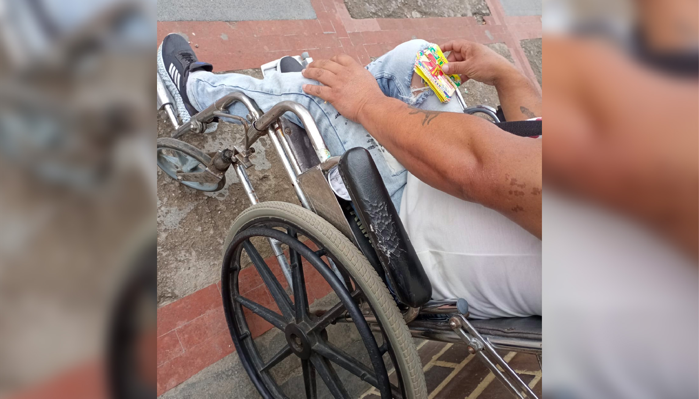 web-23-hombre-en-silla-de-ruedas hombre-en-silla-de-ruedas