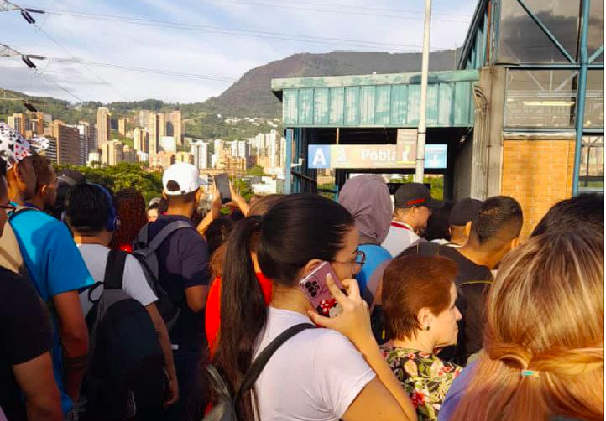 web-23-personas-cierre-estacion-metro-poblado