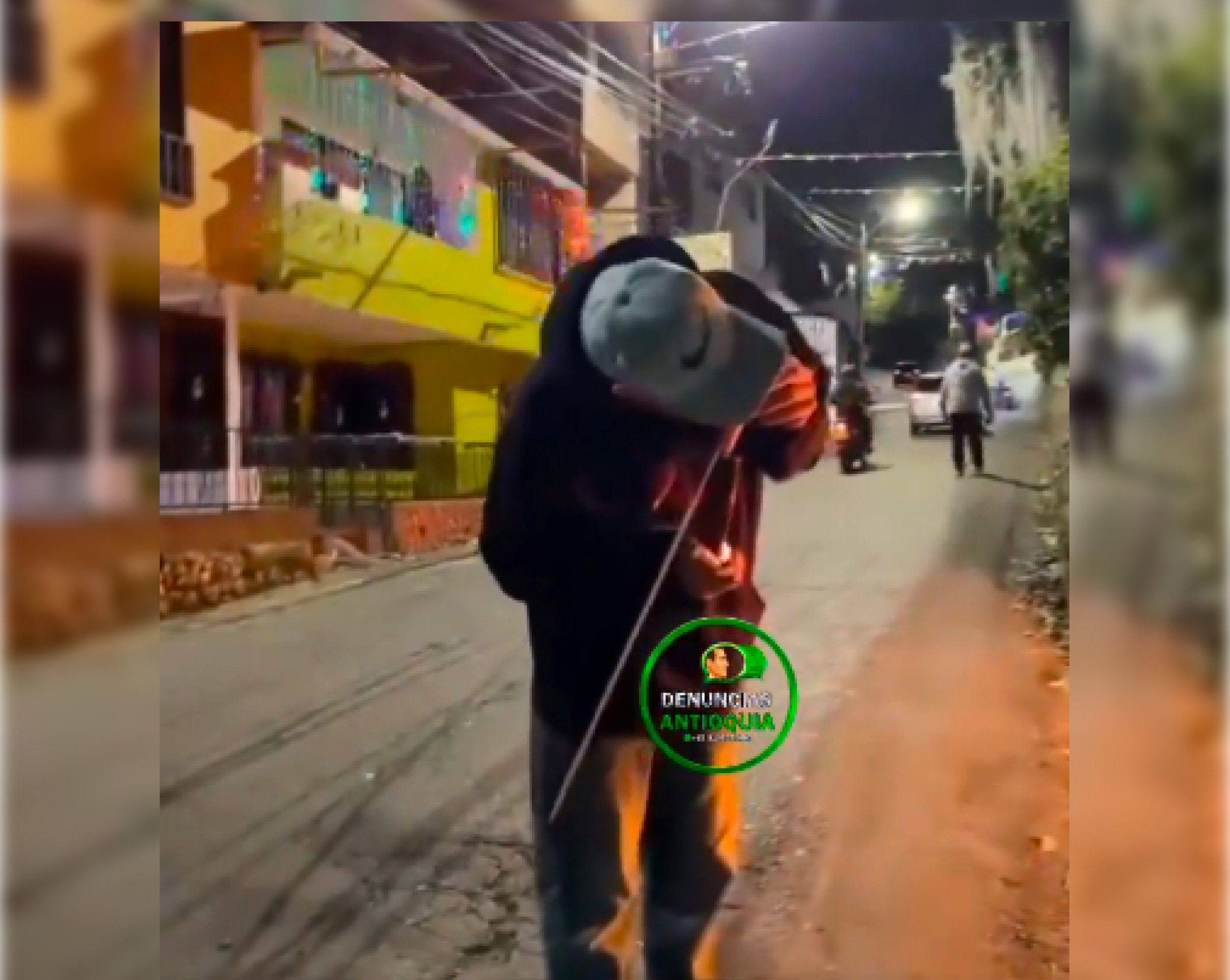 web-otro-caso-hombre-tirando-polvora-con-boca