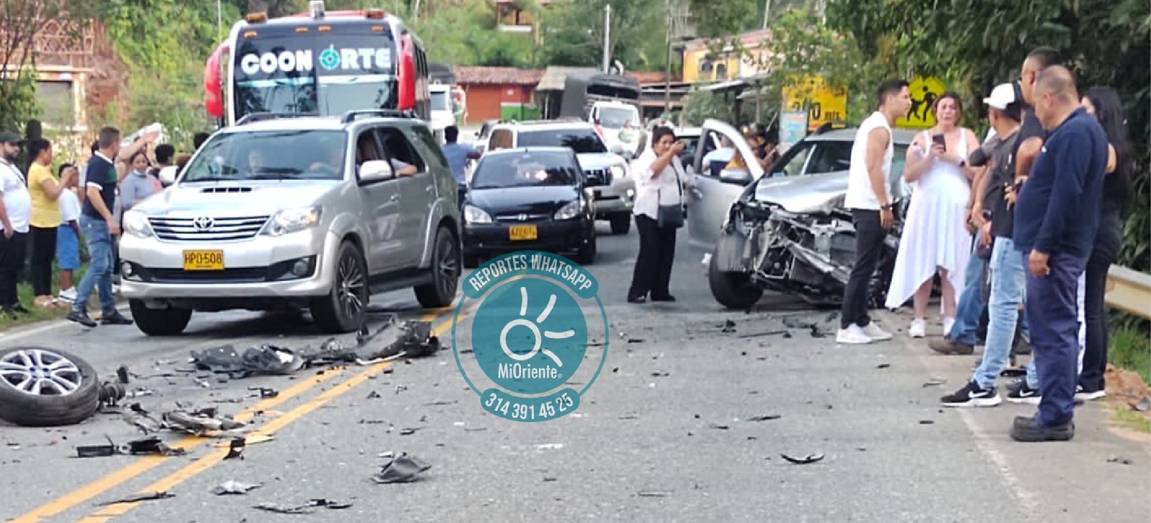 web-Autopista-Medellin-Bogota-esta-cerrada-por-accidente-entre-camion-y-carro-particular