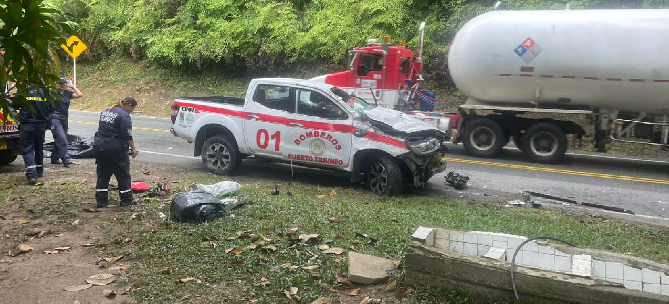 web-En-la-Autopista-Medellin-Bogota-se-accidentaron-los-Bomberos-de-Puerto-Triunfo-el-conductor-esta-lesionado