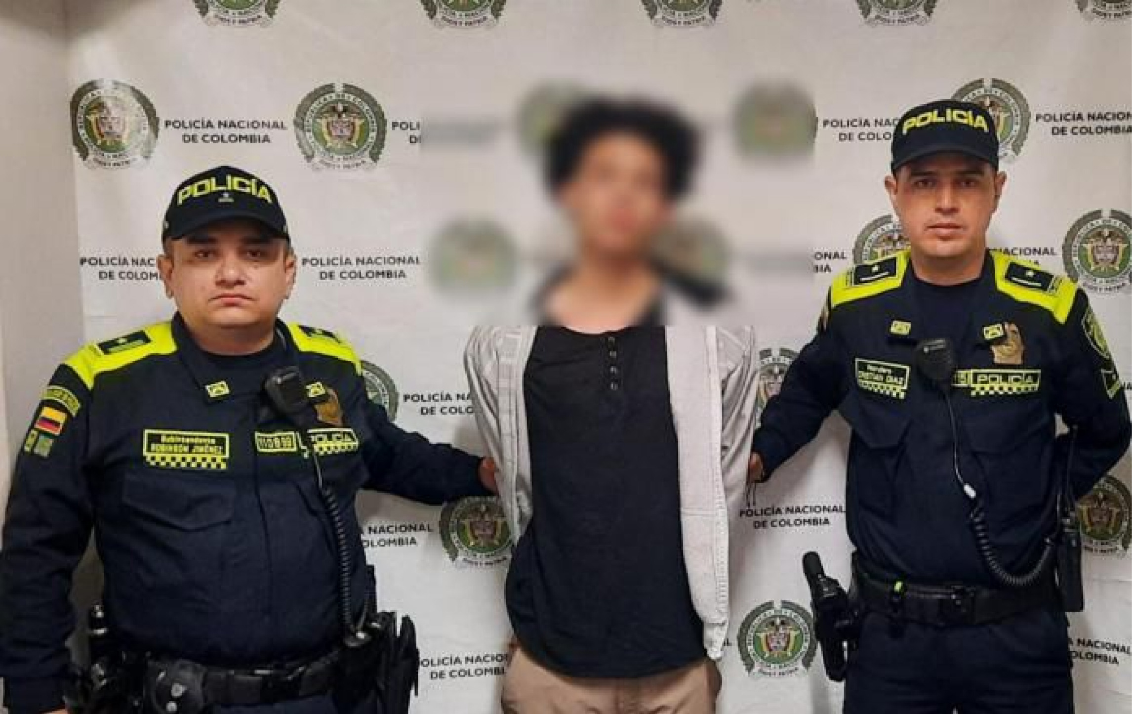 web-hombre-capturado-golpear-policia-metro-medellin