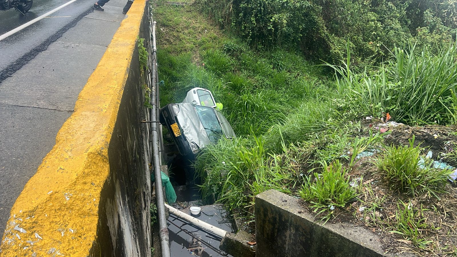 Vehículo colisionó contra un muro y cayó a un abismo en la Autopista: una persona falleció