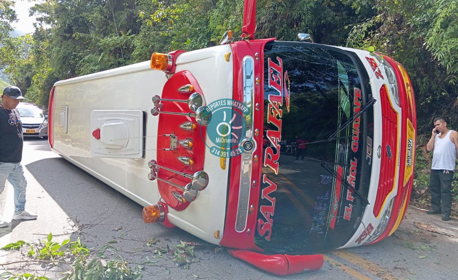 En imágenes: bus con cuatro ocupantes se volcó en la vía San Rafael-Guatapé