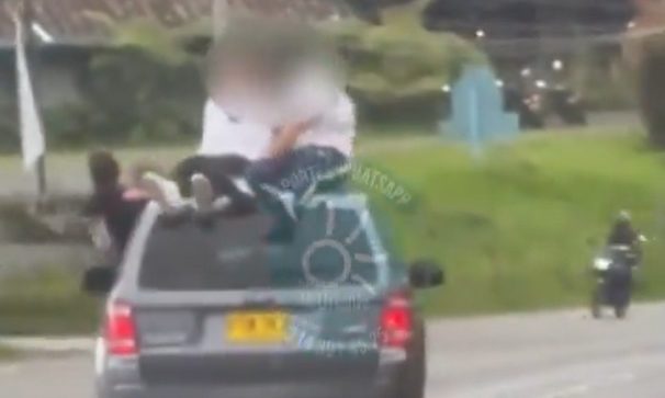 Video: peligrosa maniobra de tres jóvenes sobre el techo de un carro en Las Palmas