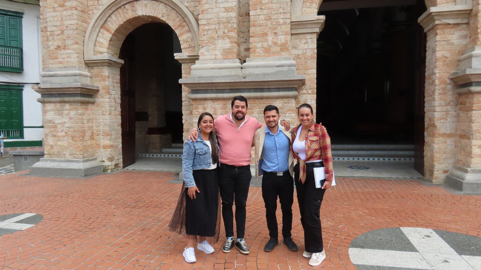 CONCEPCION Cuatro personas afuera de una iglesia