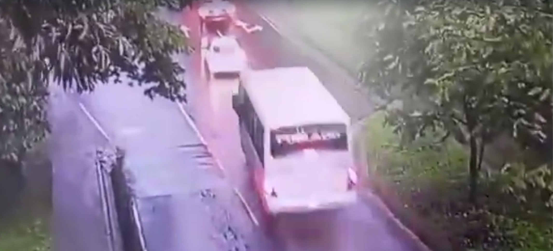 En video: momento exacto del accidente de un bus que perdió el control y colisionó con 14 vehículos en Medellín