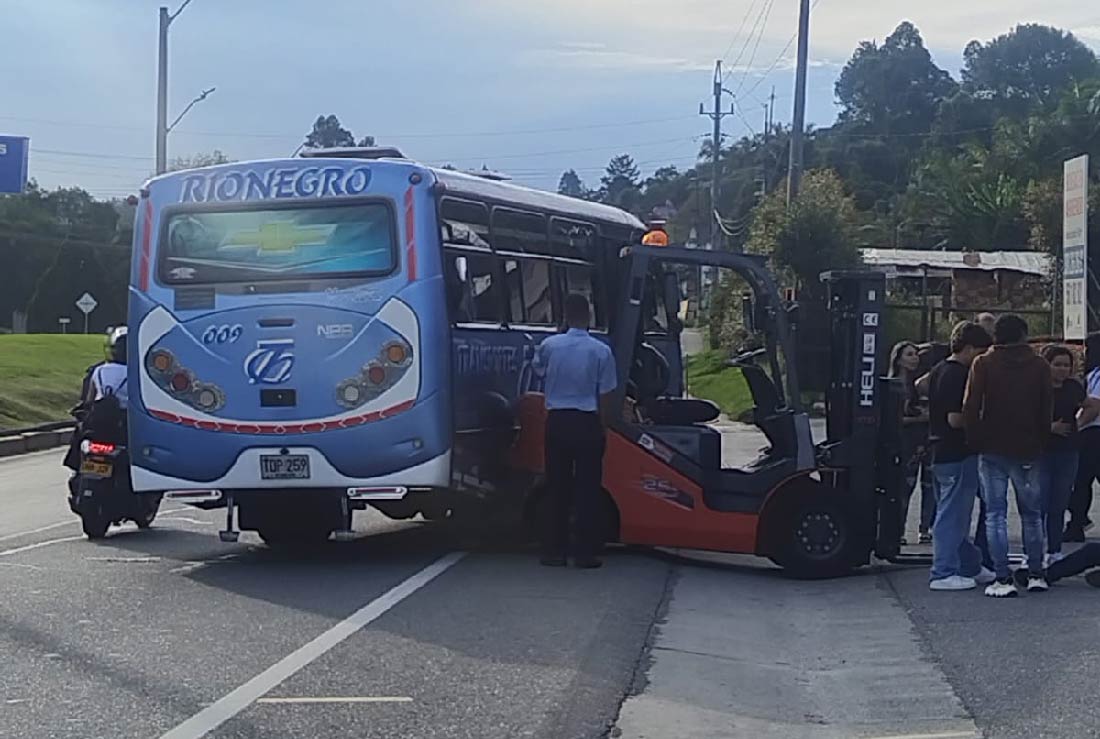 Bus colisionó contra un carro estibador en la Autopista, en jurisdicción de Rionegro