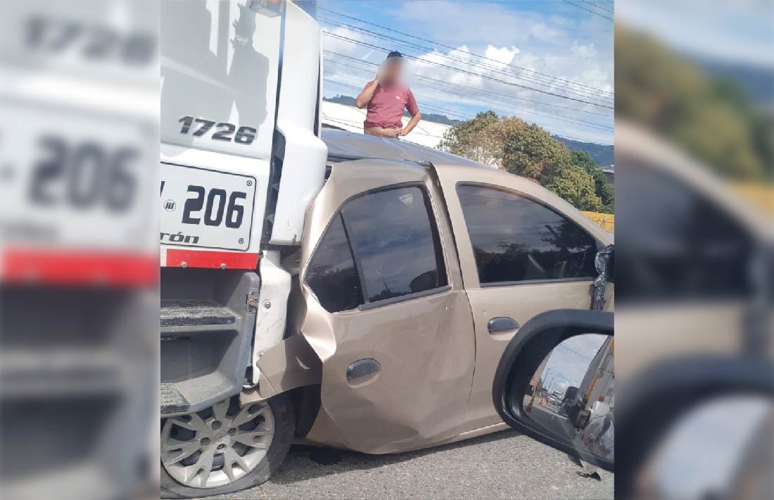 Mientras le daba paso a un perrito, un automóvil fue arrollado por otro vehículo en la Autopista