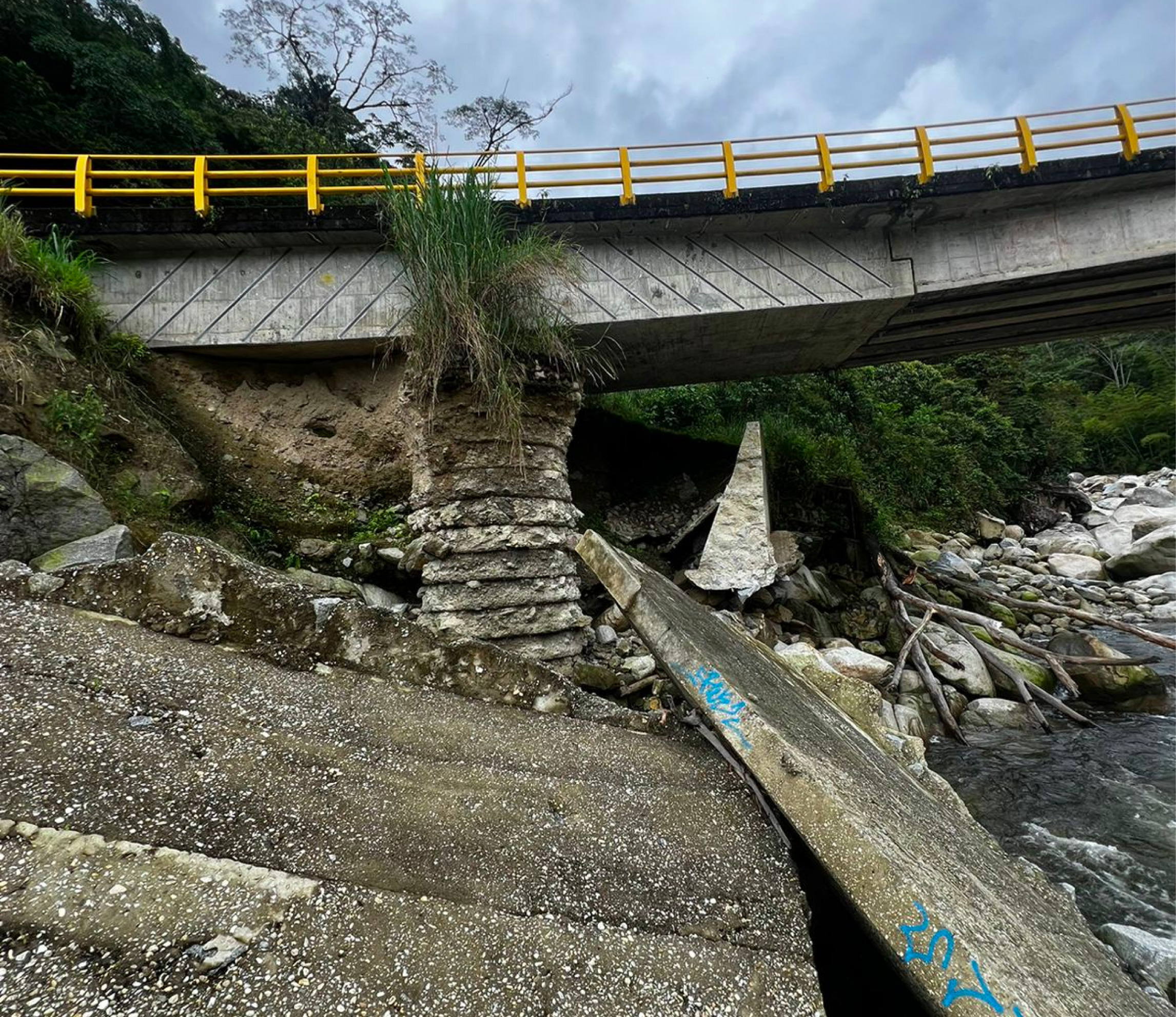 Cocorná: puente Las Zapatas afectado por crecientes súbitas
