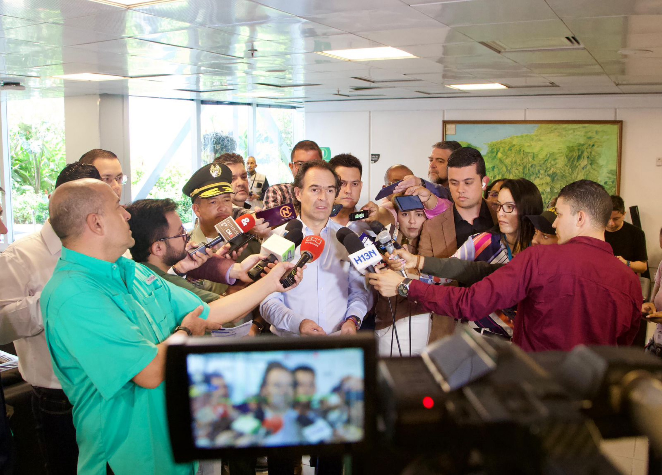 Alcalde de Medellín dice que mantendrán operativos contra bandas que anunciaron cese al fuego por Día de Madres