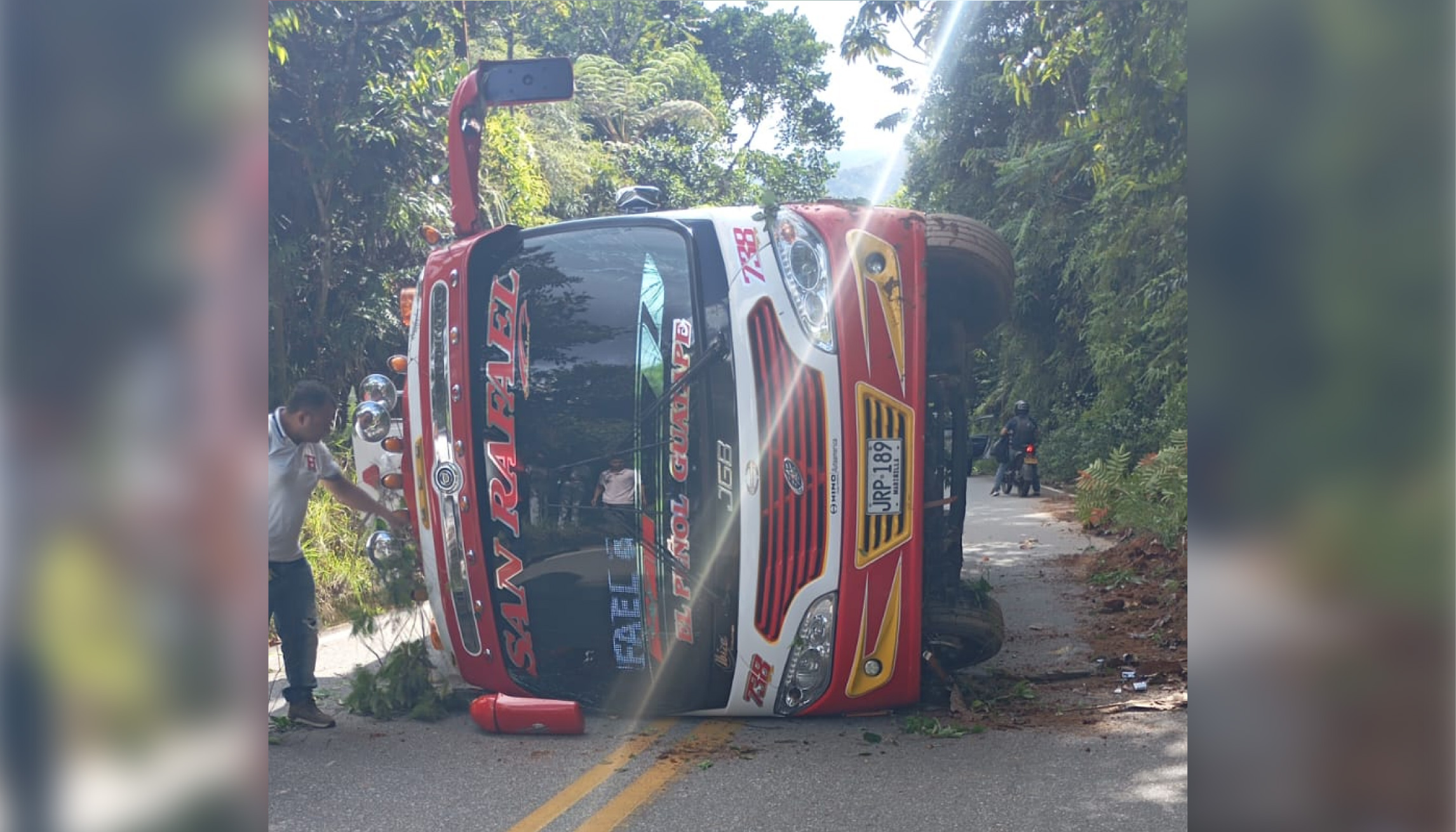 Bus de transporte público se volcó en la vía San Rafael-Guatapé