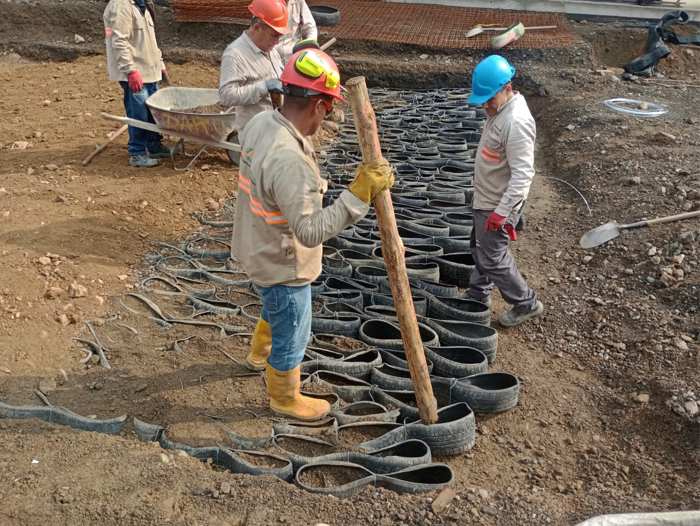 En un 80 % avanza una nueva vía en Antioquia que se está construyendo con neumáticos usados