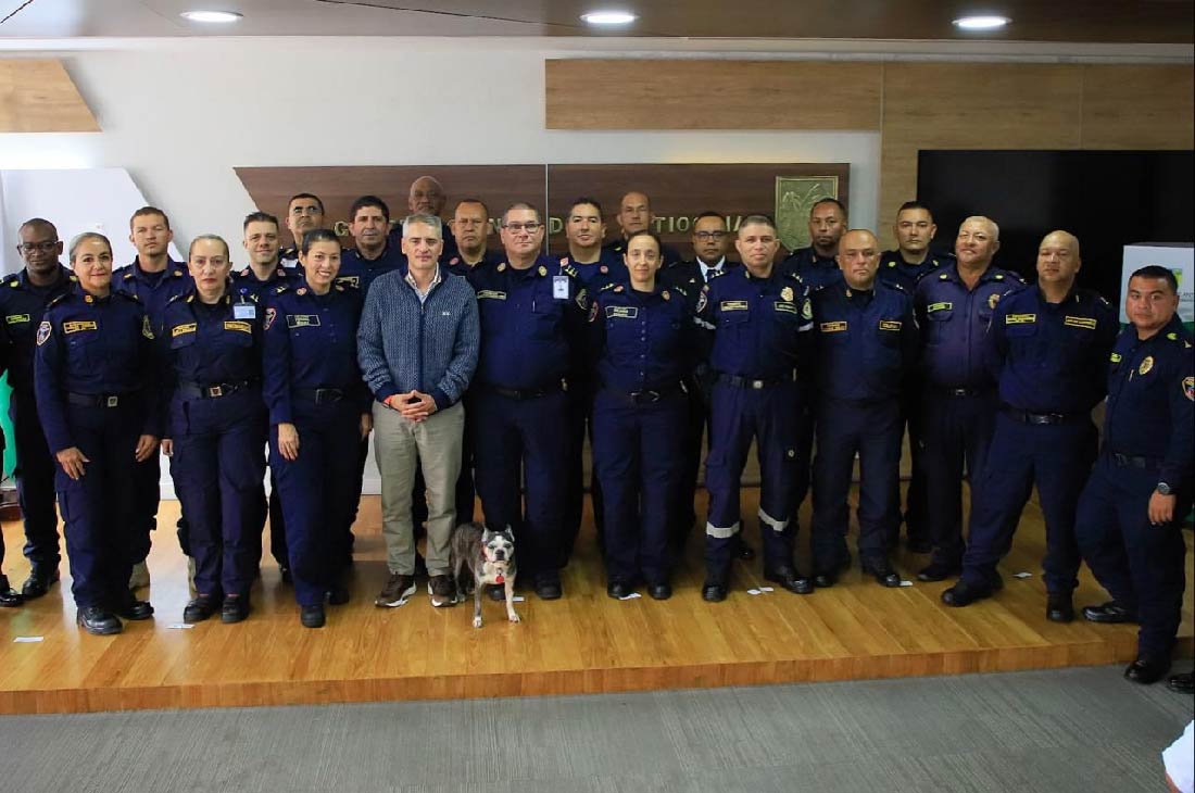 Gobernador de Antioquia presidió acto de ascenso de bomberos voluntarios del departamento