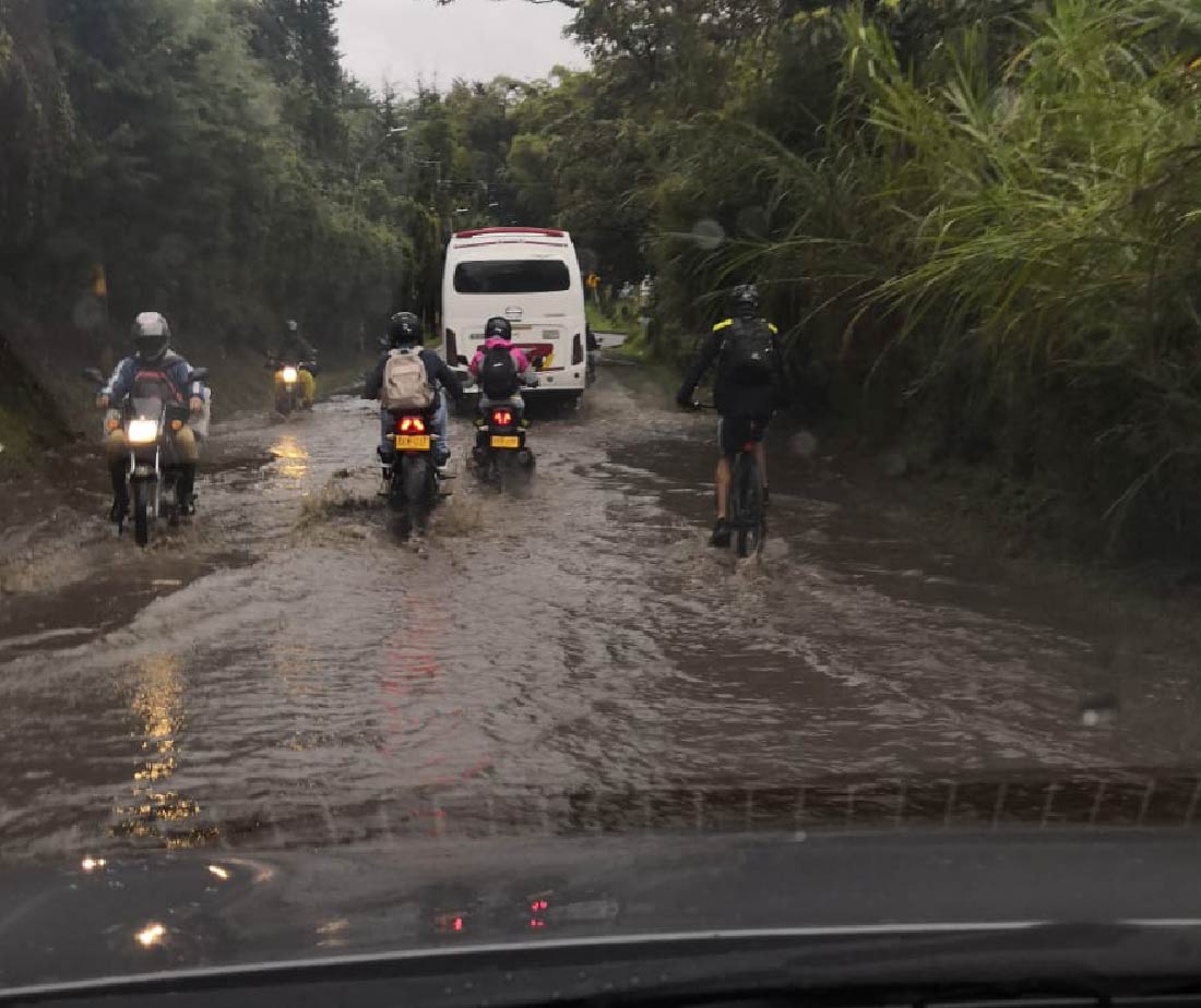 Movilidad reducida en la vía El Carmen-Rionegro y en la entrada de La Ceja por inundación