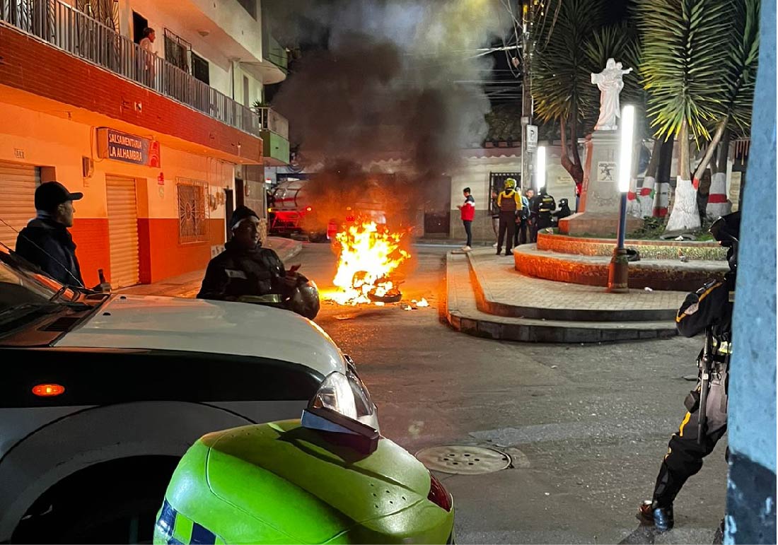 Un hombre en El Carmen le prendió fuego a su moto para evitar que la grúa se la llevara