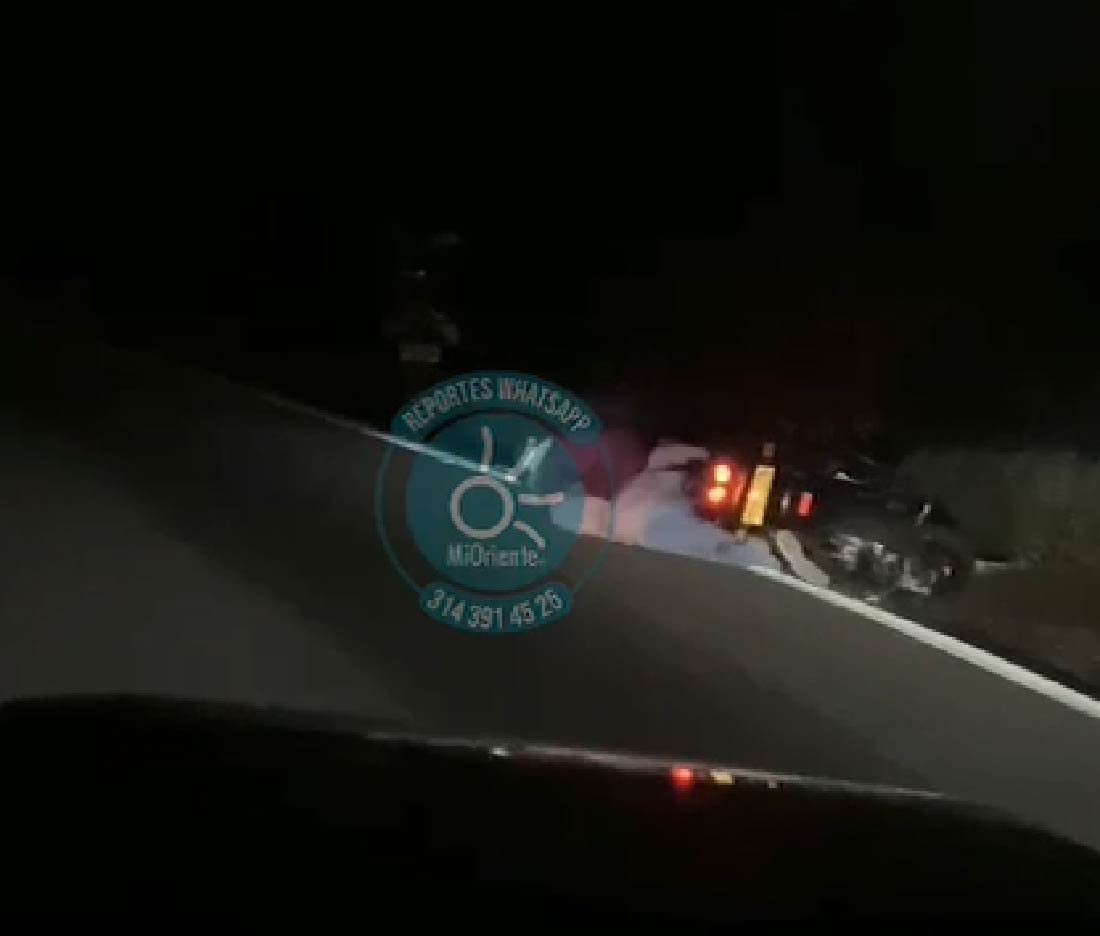 En video: mujer conducía una moto, en aparente estado de embriaguez, y cayó a una orilla de la vía