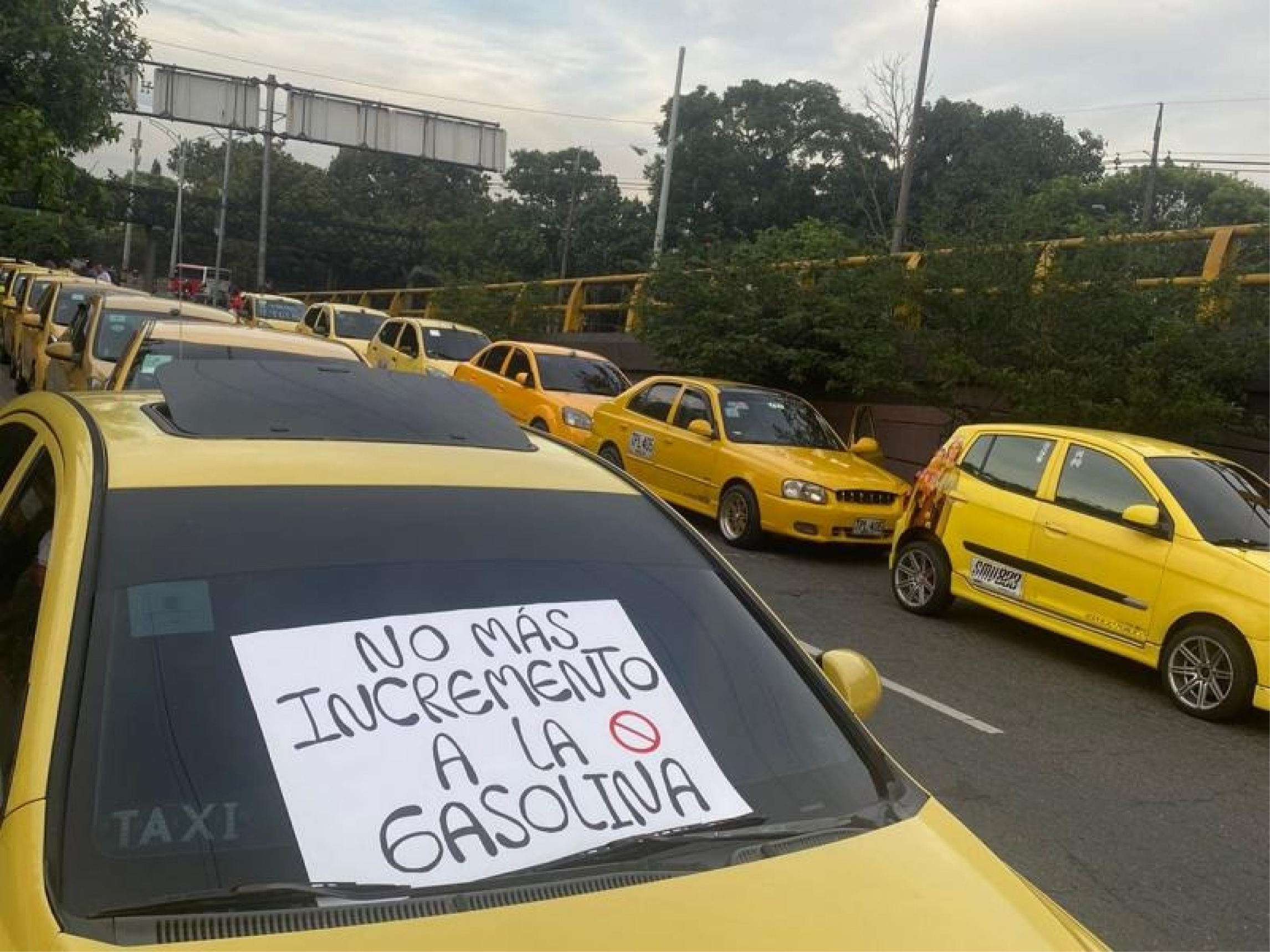 Taxistas en Antioquia consideran insuficiente el subsidio de gasolina: “nos siguen carameleando”