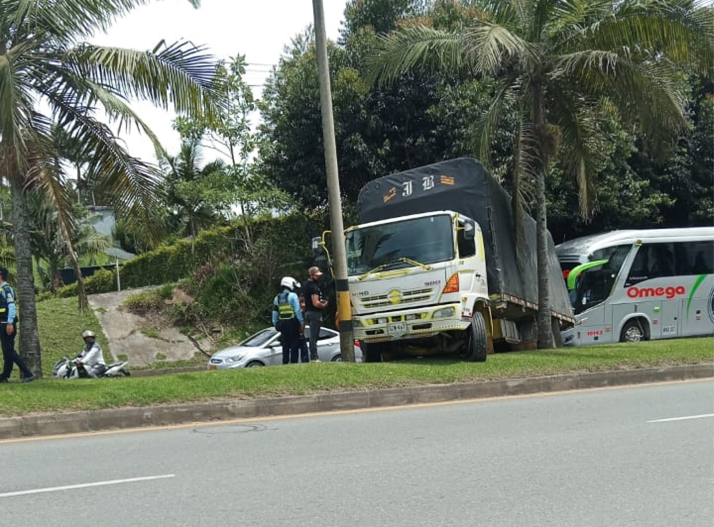 web-vehiculo-colisiono-poste-autopista