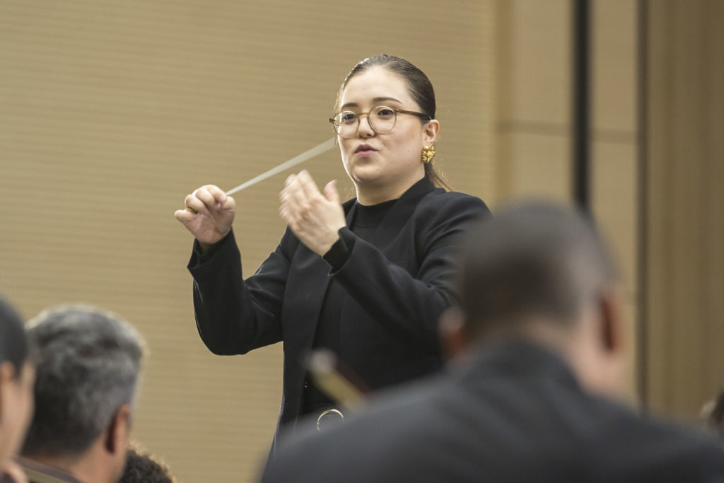 Ana María Patiño Osorio dirigiendo la Orquesta Filarmónica de Medellín