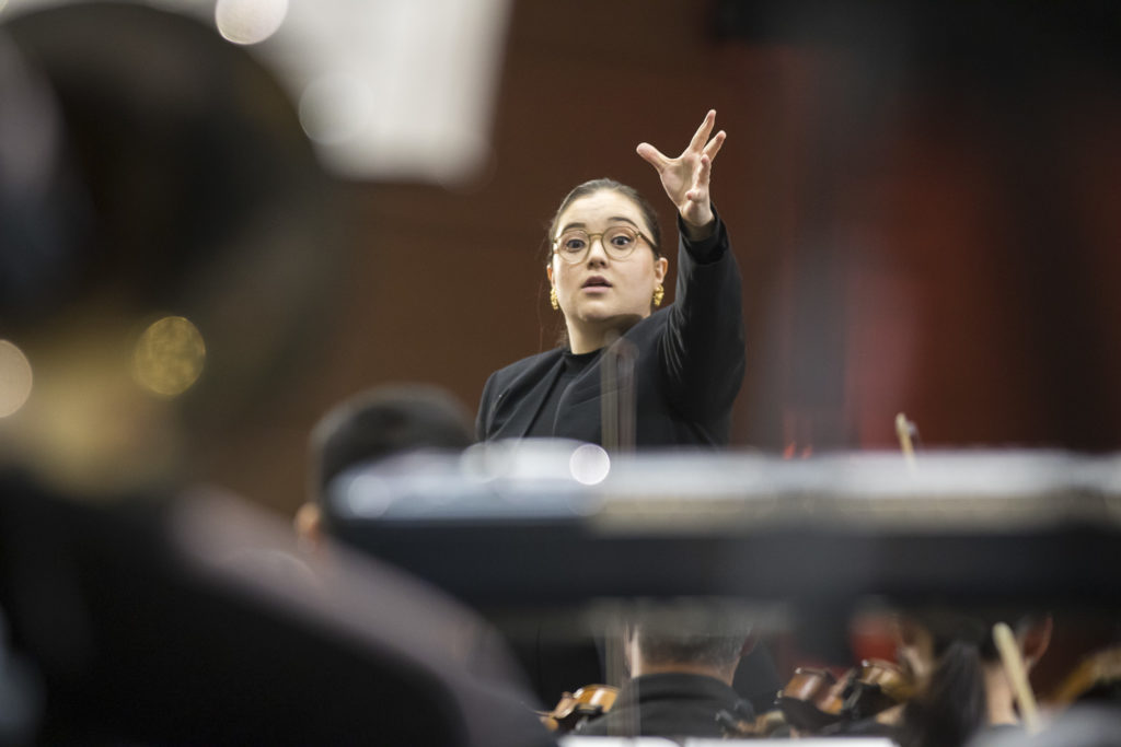 Ana María Patiño Osorio dirigiendo la Orquesta Filarmónica de Medellín