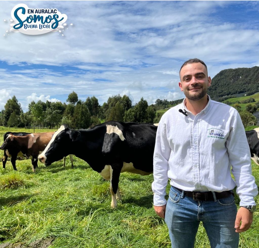 Hombre al lado de una vaca