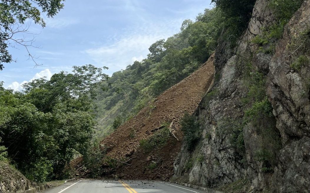 Impresionante: deslizamiento ocasionó el cierre total de la vía Bolombolo-Santa Fe de Antioquia