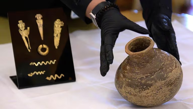 Autoridades colombianas reciben piezas arqueológicas repatriadas desde Suiza y Nueva Zelanda, marcando un hito en la preservación del patrimonio cultural del país.