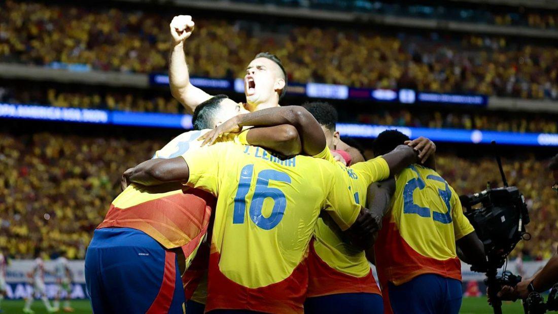 Selección Colombia celebra tras victoria 2-1 sobre Paraguay en la Copa América en Houston, Texas.