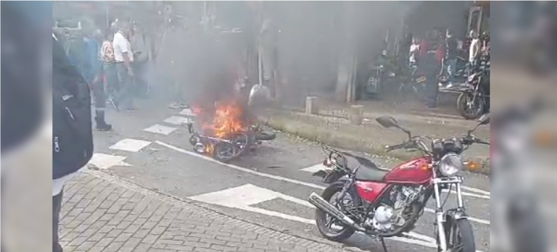 Delincuentes que terminaron con su moto incendiada pretendían hurtar $15 millones
