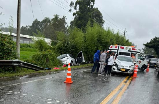 Fuerte accidente en la vía La Ceja-Rionegro: dos vehículos chocaron