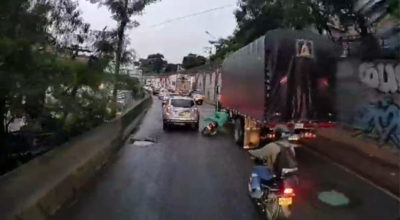 Accidente fatal en la Avenida Regional sector Solla: motociclista pierde el control y es arrollado por un camión, causando movilidad reducida
