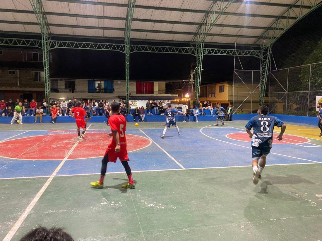 Jugadores de futsal compiten intensamente en el Torneo Talentos de Futsal en Rionegro, mostrando habilidades y destrezas en cada jugada.