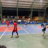 Jugadores de futsal compiten intensamente en el Torneo Talentos de Futsal en Rionegro, mostrando habilidades y destrezas en cada jugada.
