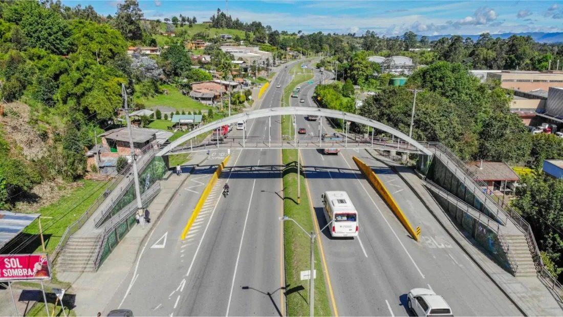 Vehículos transitando por una vía de Antioquia.