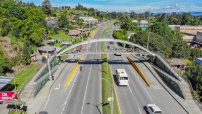 Vehículos transitando por una vía de Antioquia.