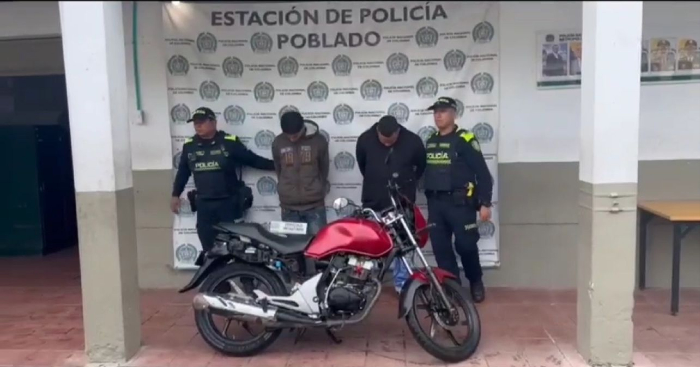En video: policías siguieron y lograron capturar a dos hombres que le robaron a un extranjero en Medellín