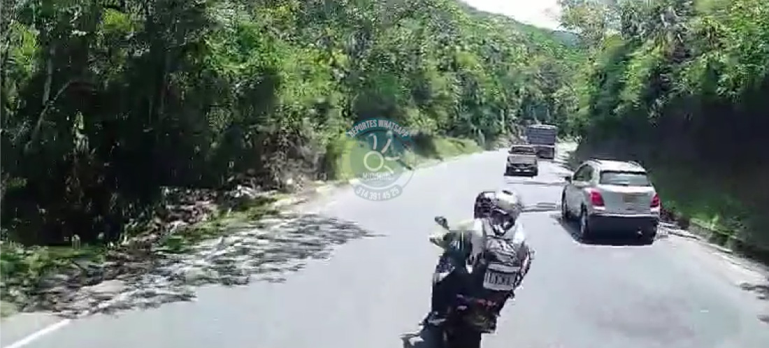 web-pareja-esquiva-huevos-autopista