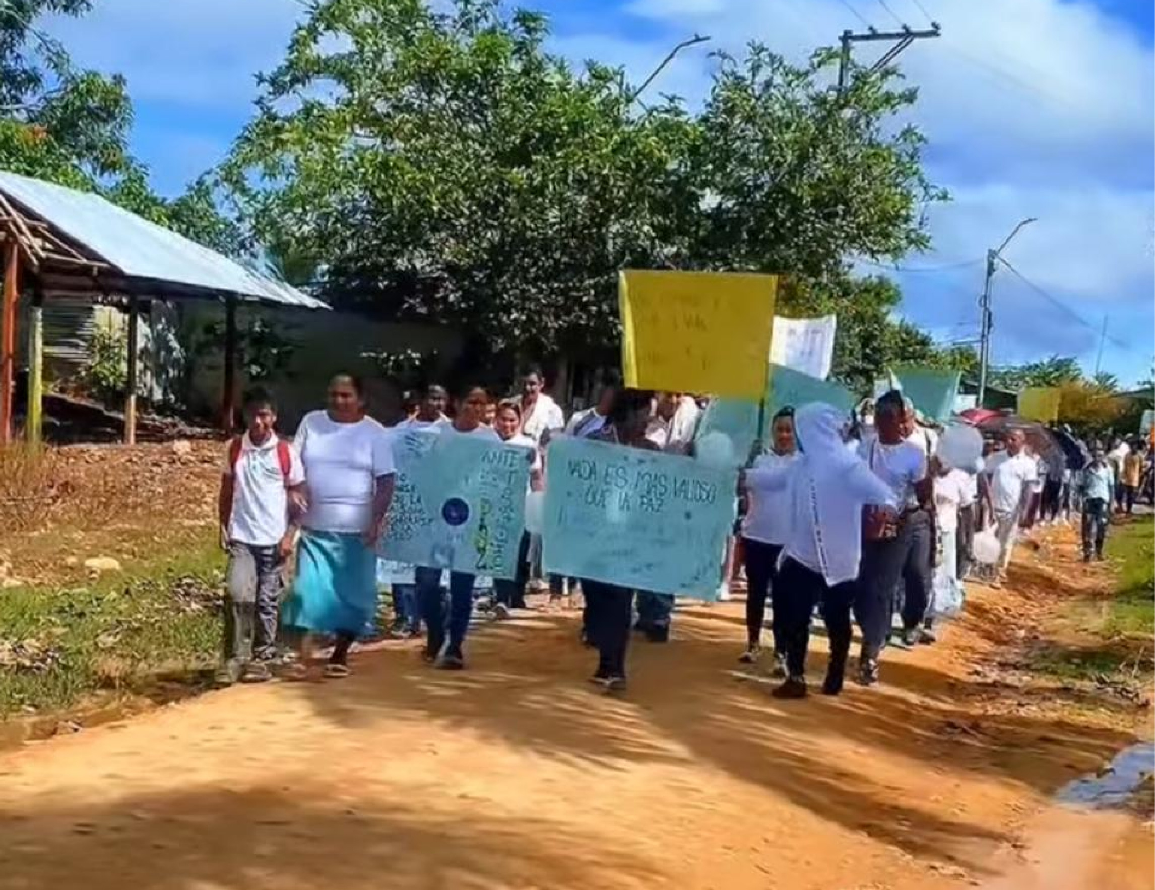 En Puerto López, Antioquia, se unen para salir del confinamiento al que los sometían los bandidos